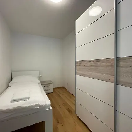 International House Mit 3 Schlafzimmern Zw Ap 6 *